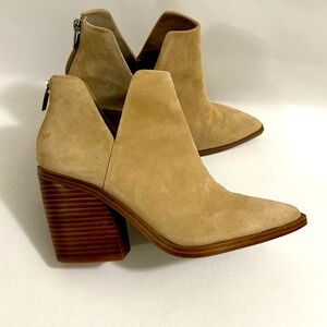Suede leather Vince Camuto Gigietta booties size 9